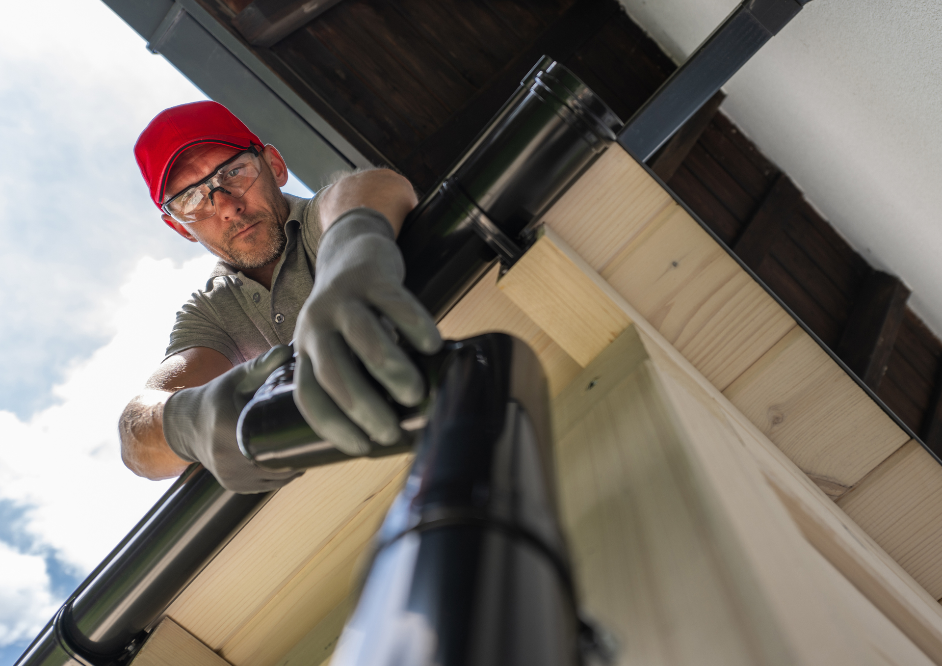 Key Signs That It Is Time to Arrange Gutter Cleaning Near Me Today